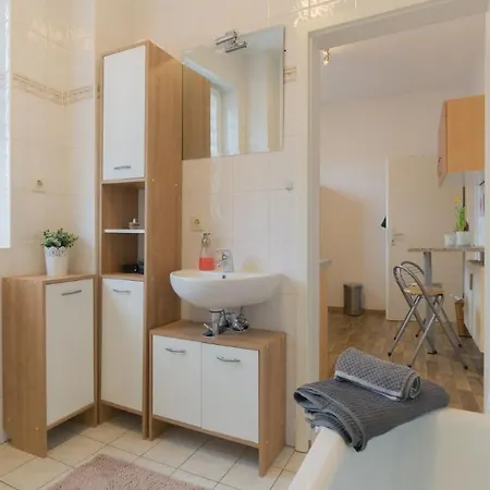 *central_50m2_kitchen_washer_netflix_parking Apartment